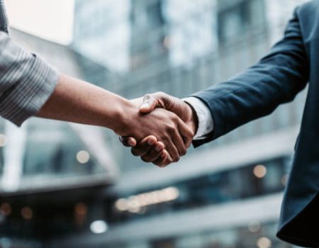 Riber italia consulenza commerciale settore energetico Meeting success. Two business persons shaking hands standing outside